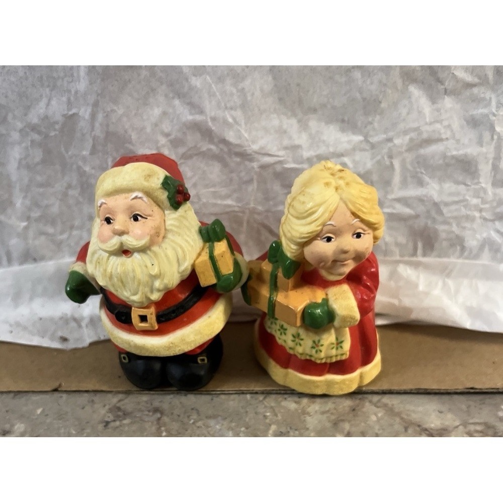 Vintage Hallmark Santa & Mrs. Claus Salt & Pepper Shakers Resin